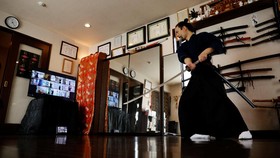 FOTO: Mengintip Kelas Online Seni Samurai di Jepang
