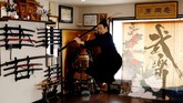 FOTO: Mengintip Kelas Online Seni Samurai di Jepang Kelas seni samurai di Jepang digelar secara daring selama pandemi Covid-19 untuk memenuhi permintaan para peminat seni bela diri tersebut.