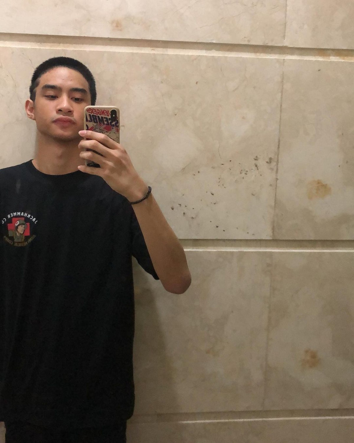 Putra Iis Dahlia&comma; Devano Danendra kerap mencuri perhatian karena ketampanannya&period; Yuk intip potret ketampanan Devano&excl;