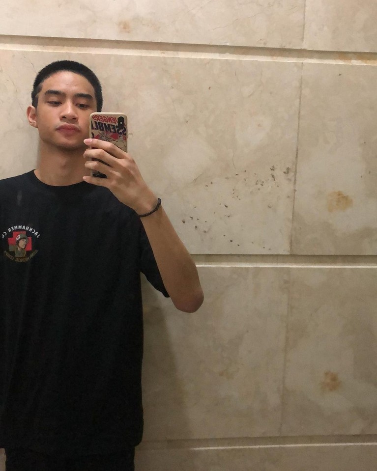 Ketampanan Devano Danendra Putra Iis Dahlia yang Kerap Curi Perhatian Putra Iis Dahlia, Devano Danendra kerap mencuri perhatian karena ketampanannya. Yuk intip potret ketampanan Devano!