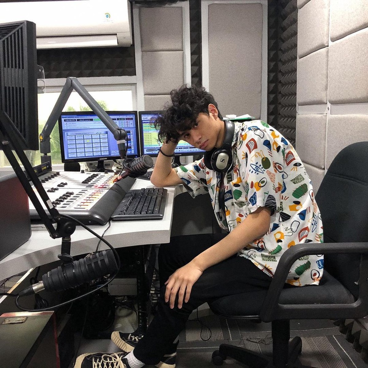 Putra Iis Dahlia&comma; Devano Danendra kerap mencuri perhatian karena ketampanannya&period; Yuk intip potret ketampanan Devano&excl;