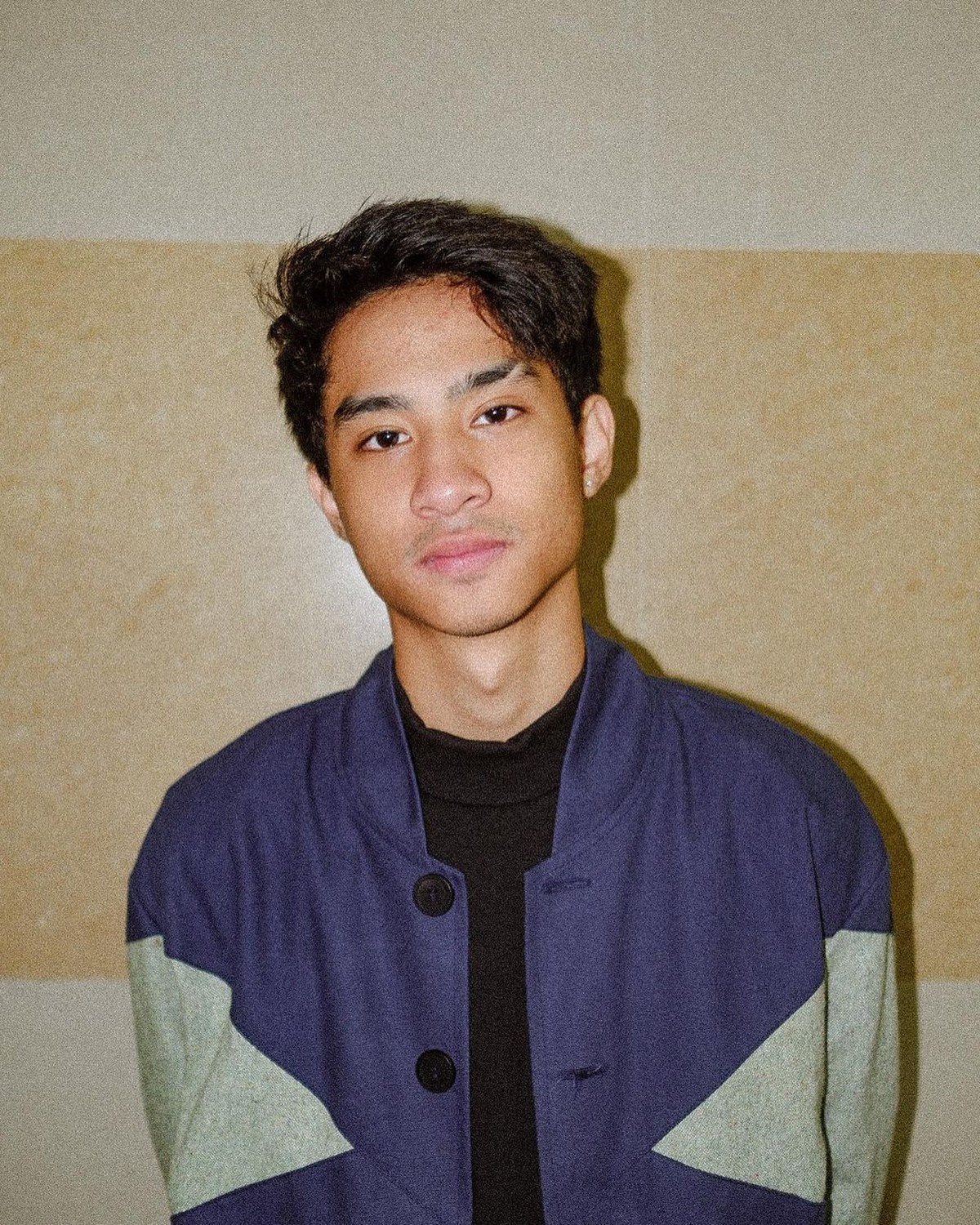 Putra Iis Dahlia&comma; Devano Danendra kerap mencuri perhatian karena ketampanannya&period; Yuk intip potret ketampanan Devano&excl;