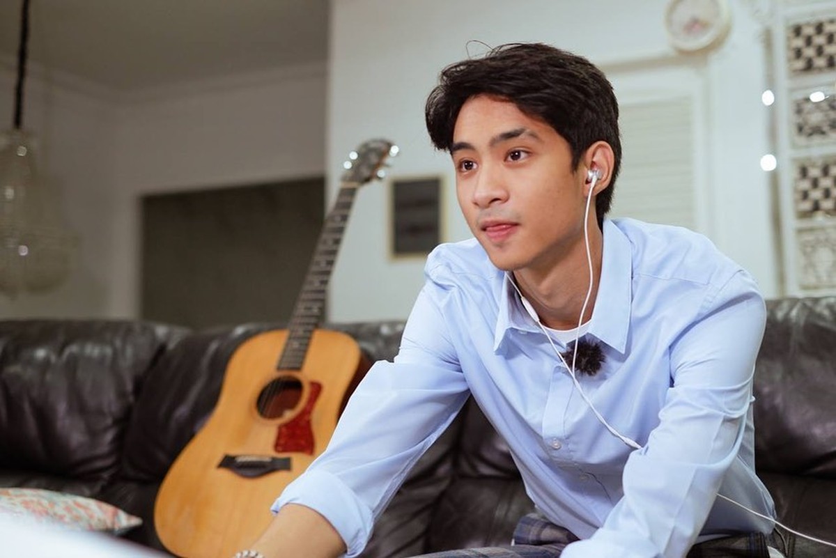 Putra Iis Dahlia&comma; Devano Danendra kerap mencuri perhatian karena ketampanannya&period; Yuk intip potret ketampanan Devano&excl;