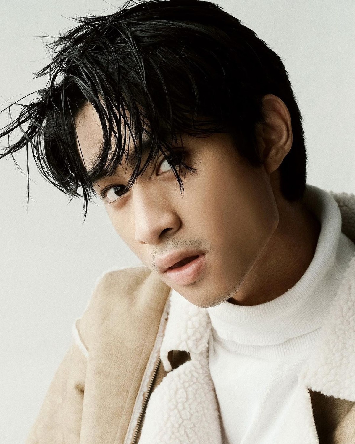 Putra Iis Dahlia&comma; Devano Danendra kerap mencuri perhatian karena ketampanannya&period; Yuk intip potret ketampanan Devano&excl;