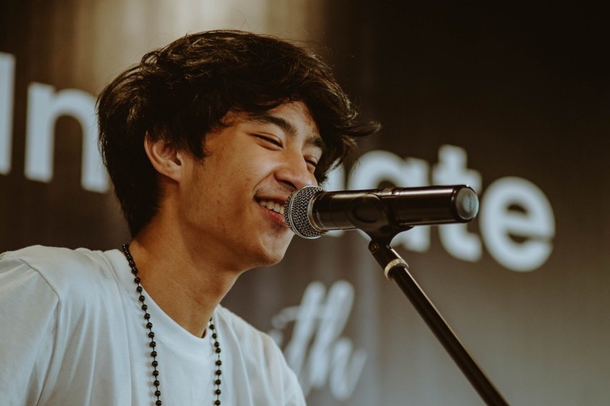 Putra Iis Dahlia&comma; Devano Danendra kerap mencuri perhatian karena ketampanannya&period; Yuk intip potret ketampanan Devano&excl;