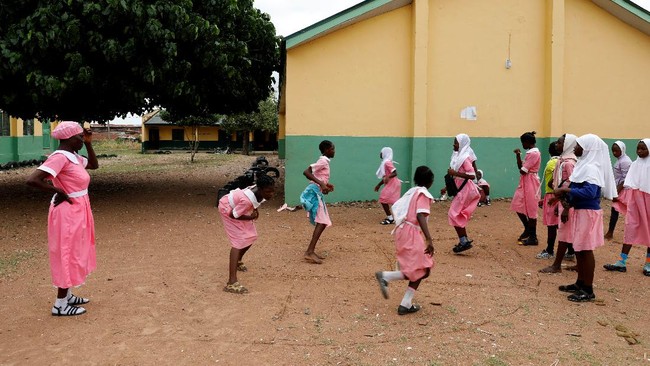 FOTO: Kegigihan Wanita Nigeria Menuntut Ilmu di Usia 50 Tahun