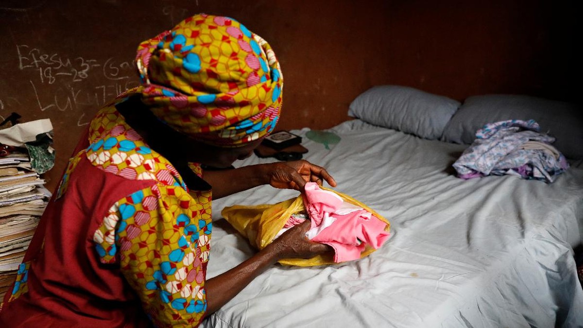 FOTO: Kegigihan Wanita Nigeria Menuntut Ilmu di Usia 50 Tahun