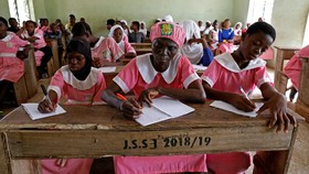 FOTO: Kegigihan Wanita Nigeria Menuntut Ilmu di Usia 50 Tahun
