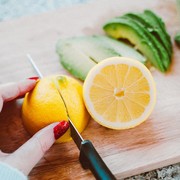 Benarkah Minum Perasan Lemon di Pagi Hari Bisa Sembuhkan Maag?