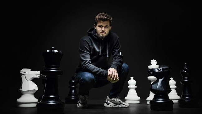 Legenda catur Grandmaster Magnus Carlsen yang juga fans berat Real Madrid menganggap Lionel Messi lebih baik dibandingkan dengan Cristiano Ronaldo.