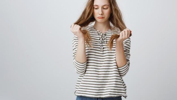 Masih Muda Sudah Beruban? Cobalah 5 Cara Ini untuk Mengatasinya!