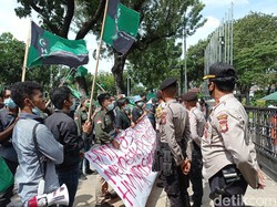 Suasana Demo Massa Beratribut HMI di Balai Kota Jakarta