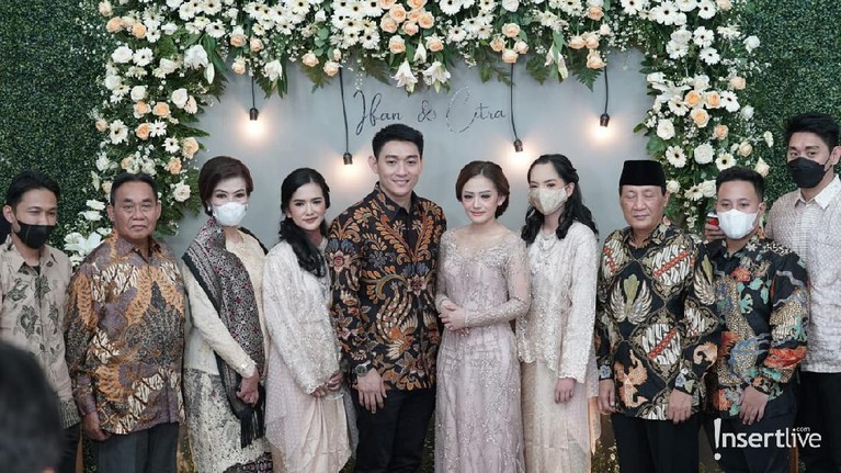 Momen Lamaran Ifan Seventeen dan Citra Monica Berikut adalah momen lamaran Ifan Seventeen dan Citra Monica