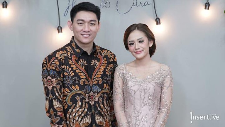 Berikut adalah momen lamaran Ifan Seventeen dan  Citra Monica
