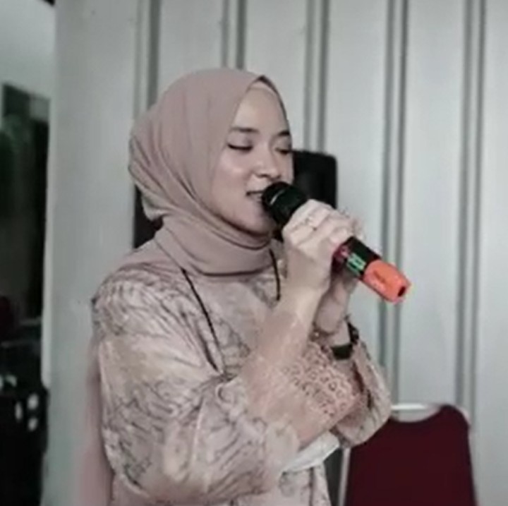 <p>Tak sampai di situ, wanita berusia 21 tahun ini juga sempat diisukan tengah hamil akibat sebuah video yang memperlihatkannya sedang mengelus perut. Namun, Eki, mantan manajer sekaligus pihak keluarga Nissa Sabyan, mengatakan itu video dua tahun lalu dan Nissa tidak sedang hamil. (Foto: Instagram @oum.picture)</p>