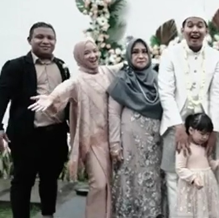 <p>Belum lama ini, Nissa menghadiri pernikahan temannya. Hal tersebut terlihat dari unggahan di akun Instagram. (Foto: Instagram @oum.picture)</p>