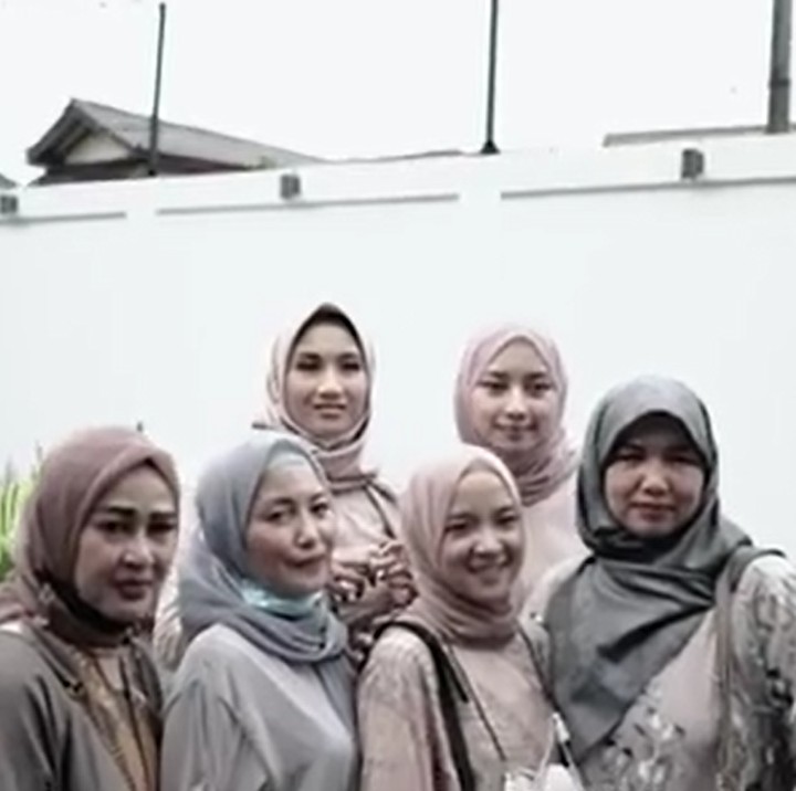 <p>Nissa juga terlihat mengenakan busana batik berwarna peach, Bun. Meski kemunculannya cukup mengejutkan, hingga kini belum sekalipun ia angkat suara untuk menanggapi berbagai hal yang menyangkut dirinya selama beberapa waktu belakangan. (Foto: Instagram @oum.picture)</p>