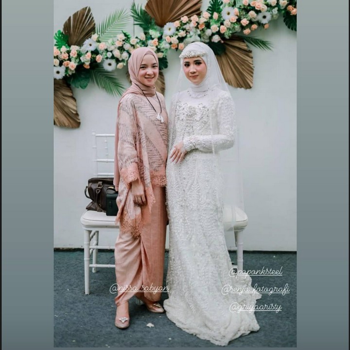 <p>Nissa Sabyan akhirnya tampil dan muncul di hadapan publik, Bunda. Ia tampak menghadiri sebuah acara pernikahan. (Foto: dok instagram @Nissa Sabyan)</p>