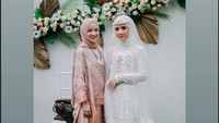 <p>Nissa Sabyan akhirnya tampil dan muncul di hadapan publik, Bunda. Ia tampak menghadiri sebuah acara pernikahan. (Foto: dok instagram @Nissa Sabyan)</p>