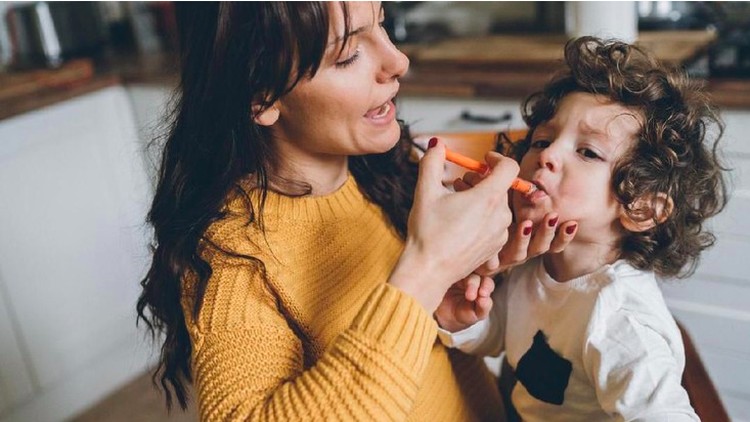 Memberikan obat sariawan anak tentunya harus memperhatikan beberapa hal. Jangan sampai mereka kesakitan pada saat proses pengobatan. Simak yuk ulasannya!