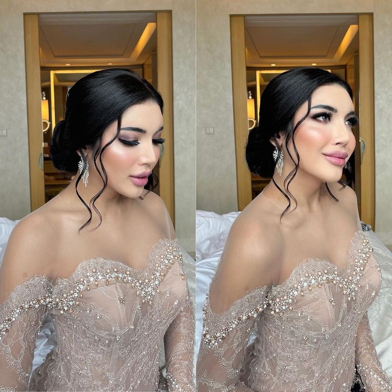 Millendaru atau lebih dikenal dengan Millen Cyrus tampil seksi dengan kebaya sabrina saat menghadiri pernikahan Atta dan Aurel. Yuk intip keseksian Millen!