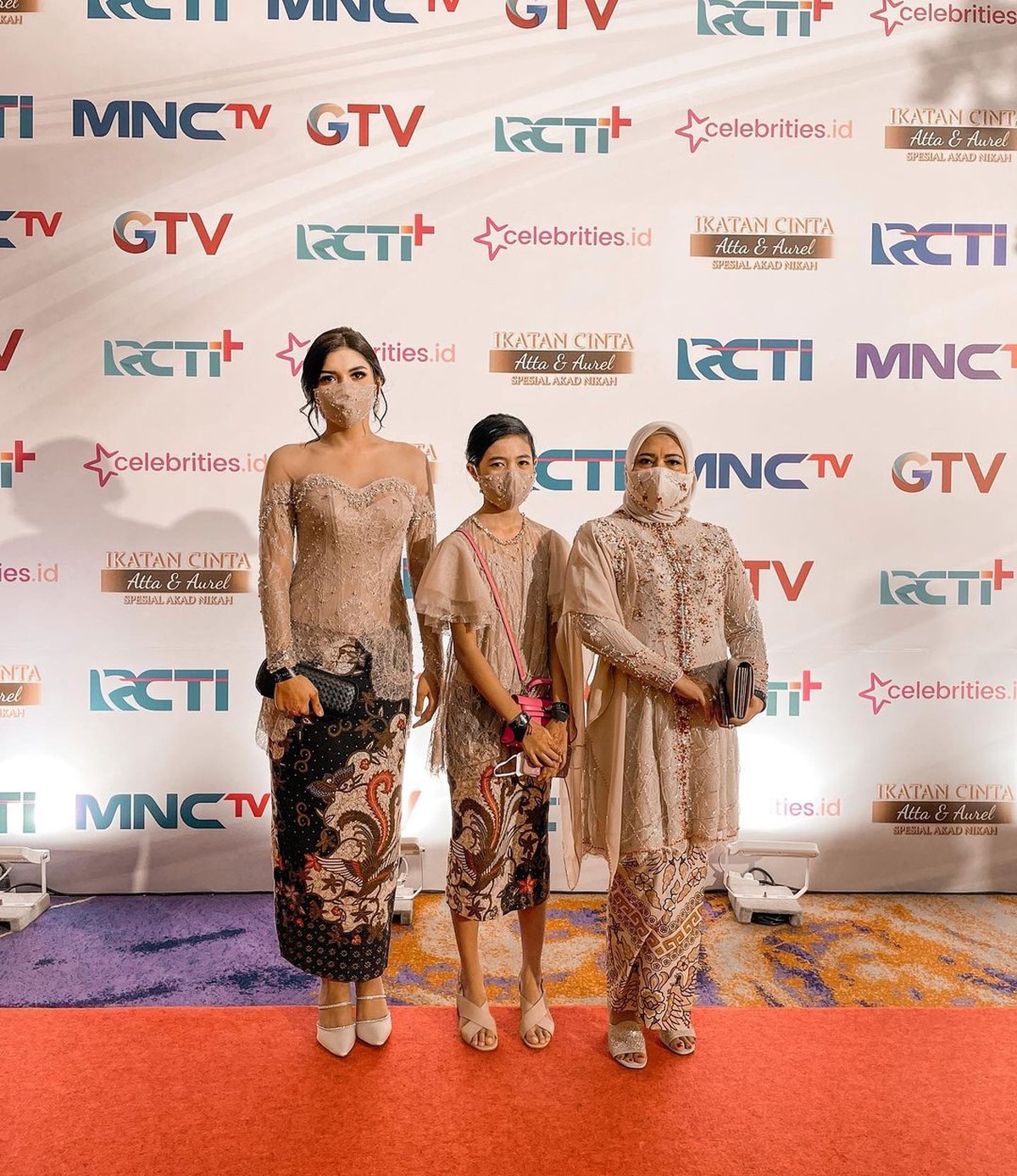 Millendaru atau lebih dikenal dengan Millen Cyrus tampil seksi dengan kebaya sabrina saat menghadiri pernikahan Atta dan Aurel&period; Yuk intip keseksian Millen&excl;