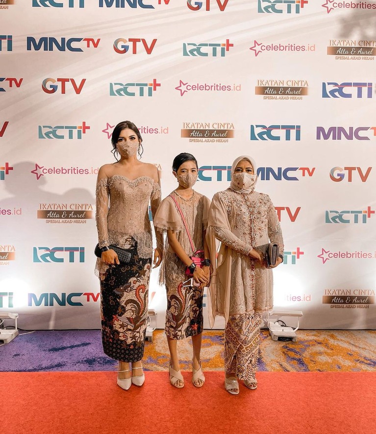 Penampilan Seksi Millendaru Mengenakan Kebaya Model Sabrina Millendaru atau lebih dikenal dengan Millen Cyrus tampil seksi dengan kebaya sabrina saat menghadiri pernikahan Atta dan Aurel. Yuk intip keseksian Millen!