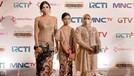 Penampilan Seksi Millendaru Mengenakan Kebaya Model Sabrina Millendaru atau lebih dikenal dengan Millen Cyrus tampil seksi dengan kebaya sabrina saat menghadiri pernikahan Atta dan Aurel. Yuk intip keseksian Millen!
