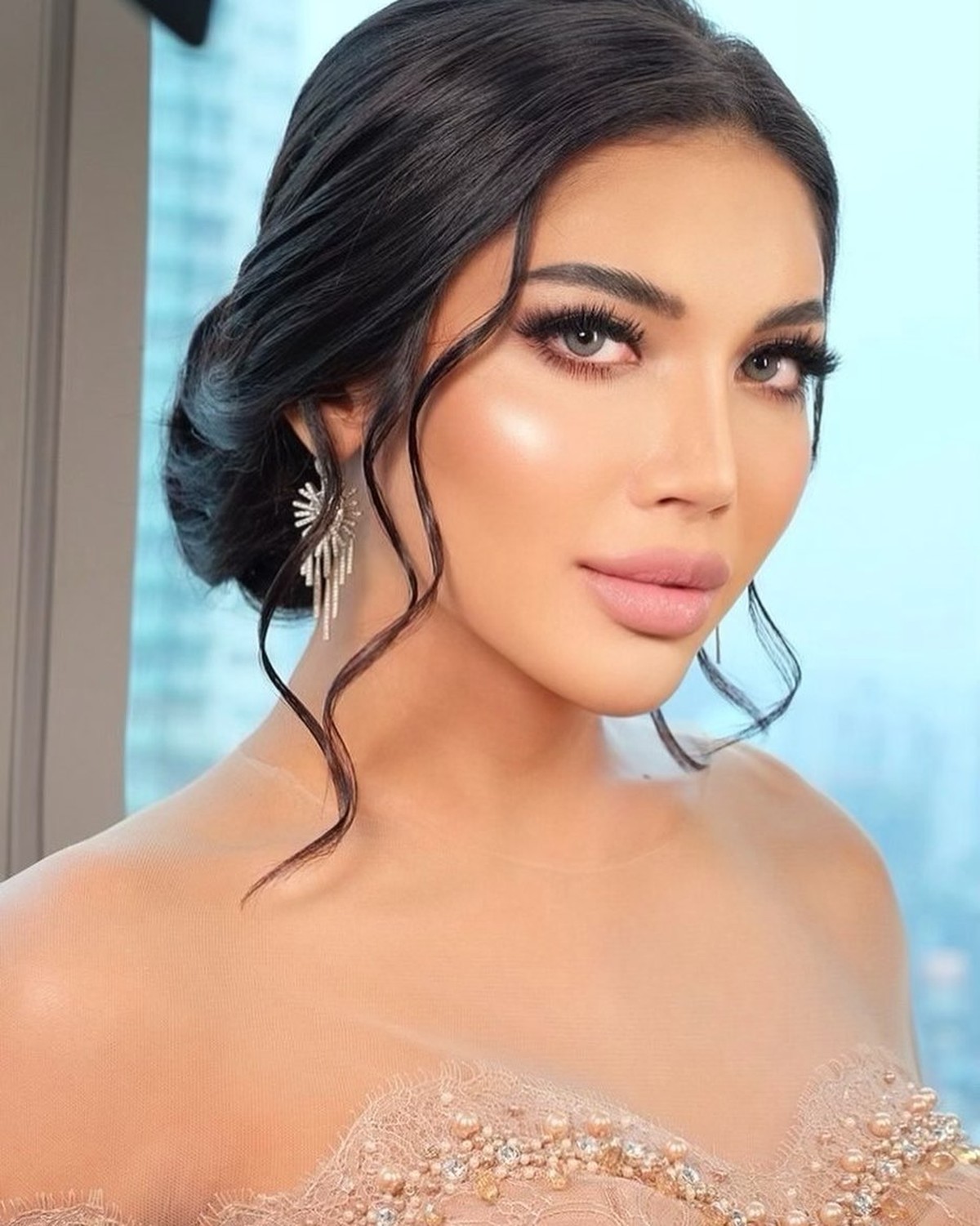 Millendaru atau lebih dikenal dengan Millen Cyrus tampil seksi dengan kebaya sabrina saat menghadiri pernikahan Atta dan Aurel&period; Yuk intip keseksian Millen&excl;