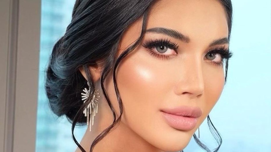 Penampilan Seksi Millendaru Mengenakan Kebaya Model Sabrina Millendaru atau lebih dikenal dengan Millen Cyrus tampil seksi dengan kebaya sabrina saat menghadiri pernikahan Atta dan Aurel. Yuk intip keseksian Millen!