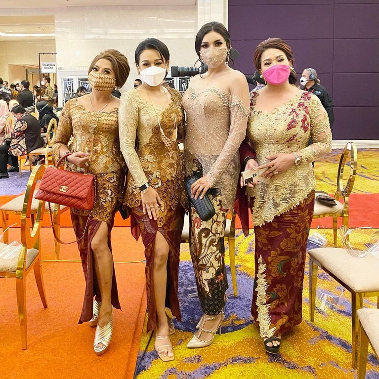 Millendaru atau lebih dikenal dengan Millen Cyrus tampil seksi dengan kebaya sabrina saat menghadiri pernikahan Atta dan Aurel. Yuk intip keseksian Millen!