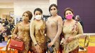 Penampilan Seksi Millendaru Mengenakan Kebaya Model Sabrina Millendaru atau lebih dikenal dengan Millen Cyrus tampil seksi dengan kebaya sabrina saat menghadiri pernikahan Atta dan Aurel. Yuk intip keseksian Millen!