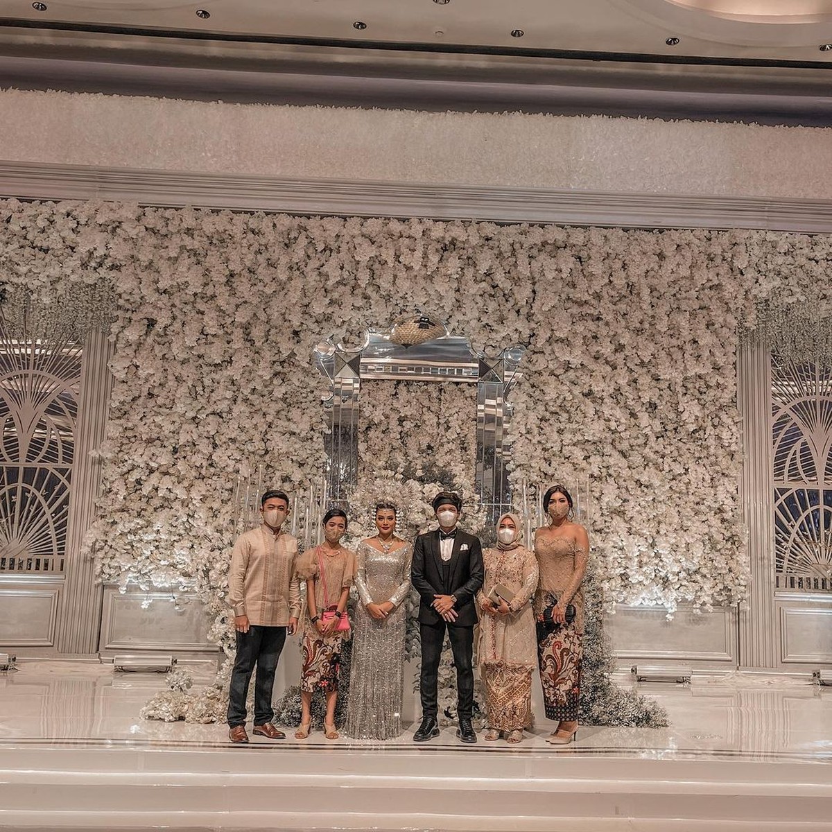 Millendaru atau lebih dikenal dengan Millen Cyrus tampil seksi dengan kebaya sabrina saat menghadiri pernikahan Atta dan Aurel&period; Yuk intip keseksian Millen&excl;