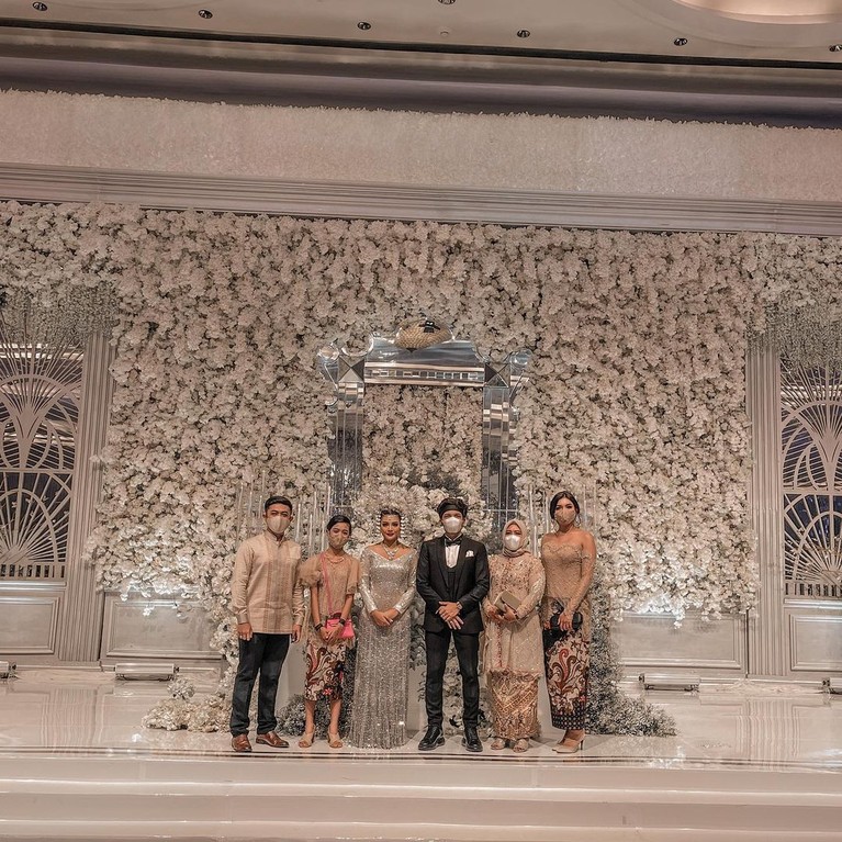 Millendaru atau lebih dikenal dengan Millen Cyrus tampil seksi dengan kebaya sabrina saat menghadiri pernikahan Atta dan Aurel. Yuk intip keseksian Millen!