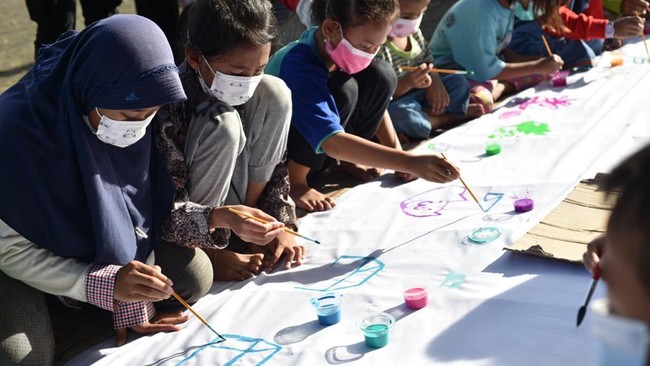 Pada Minggu (4/4), PWP RU VI Balongan mengajak anak-anak pengungsi belajar dan bermain bersama sebagai kegiatan penanganan trauma akibat insiden kabakaran.