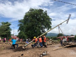 Dua Srikandi PLN Ikut Berjibaku Bangun Tower Listrik Darurat di Kupang