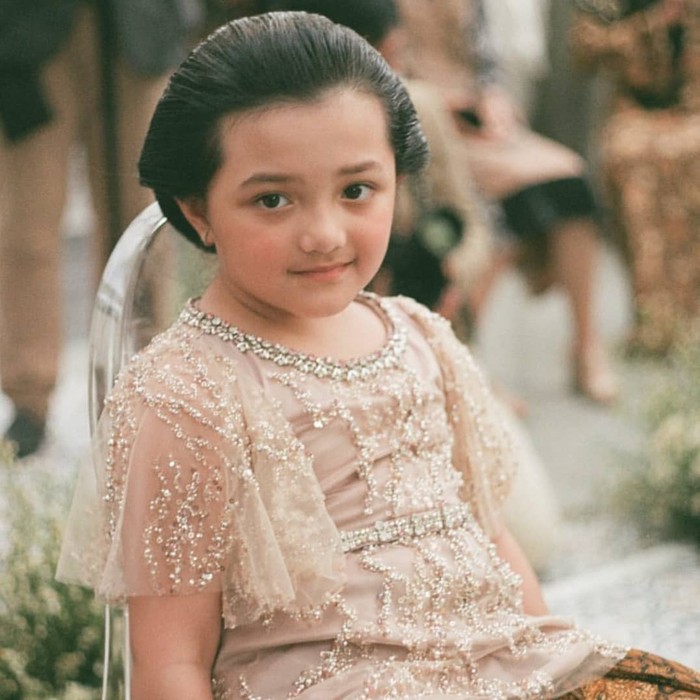Arsy tampil lucu dan menggemaskan dengan sanggul mini dan juga setelan kebaya yang cantik. (Foto: instagram.com/queenarsy/)
