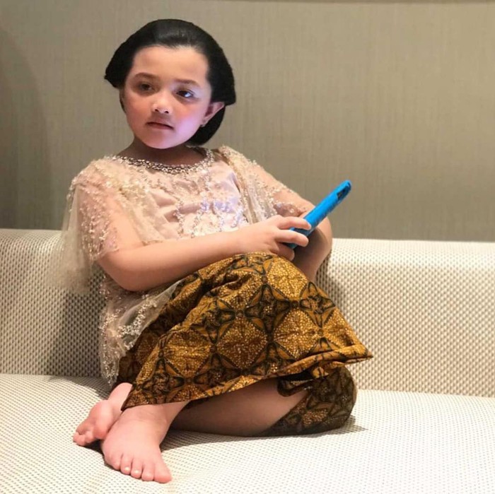 Gaya duduknya yang sopan layaknya orang dewasa juga jadi perhatian warganet. (Foto: instagram.com/queenarsy/)