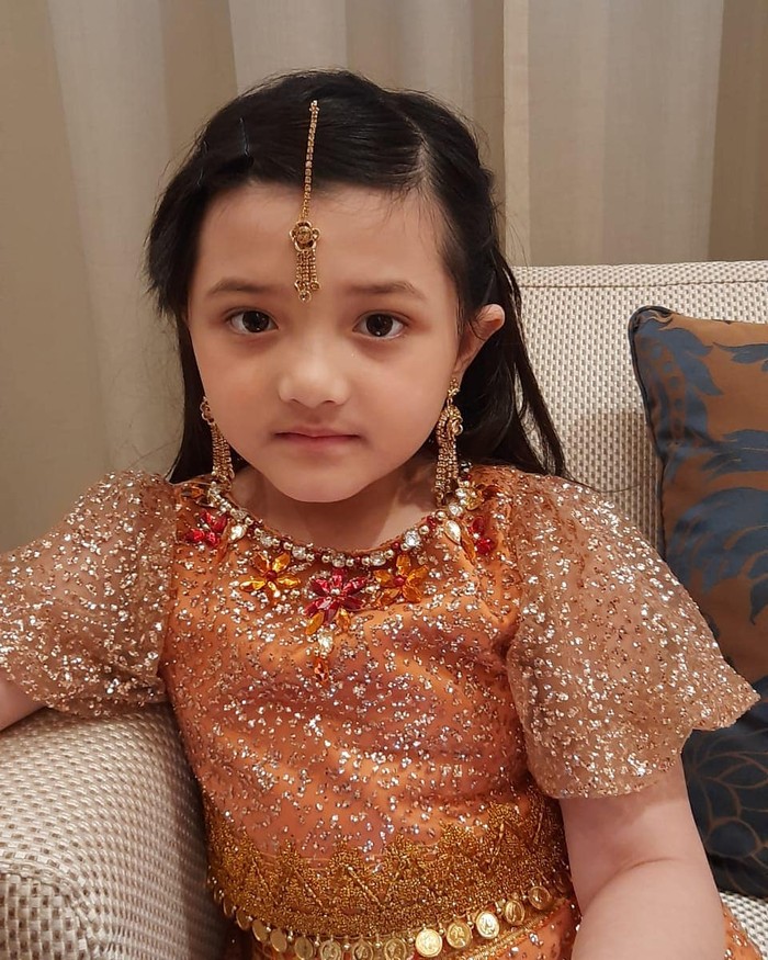 Saat momen henna night, Arsy juga turut mengenakan setelan dress ala-ala Timur Tengah dan India warna oranye. Wajahnya yang imut dan cantik semakin menggemaskan dipadu dengan baju tersebut. (Foto: instagram.com/queenarsy/)