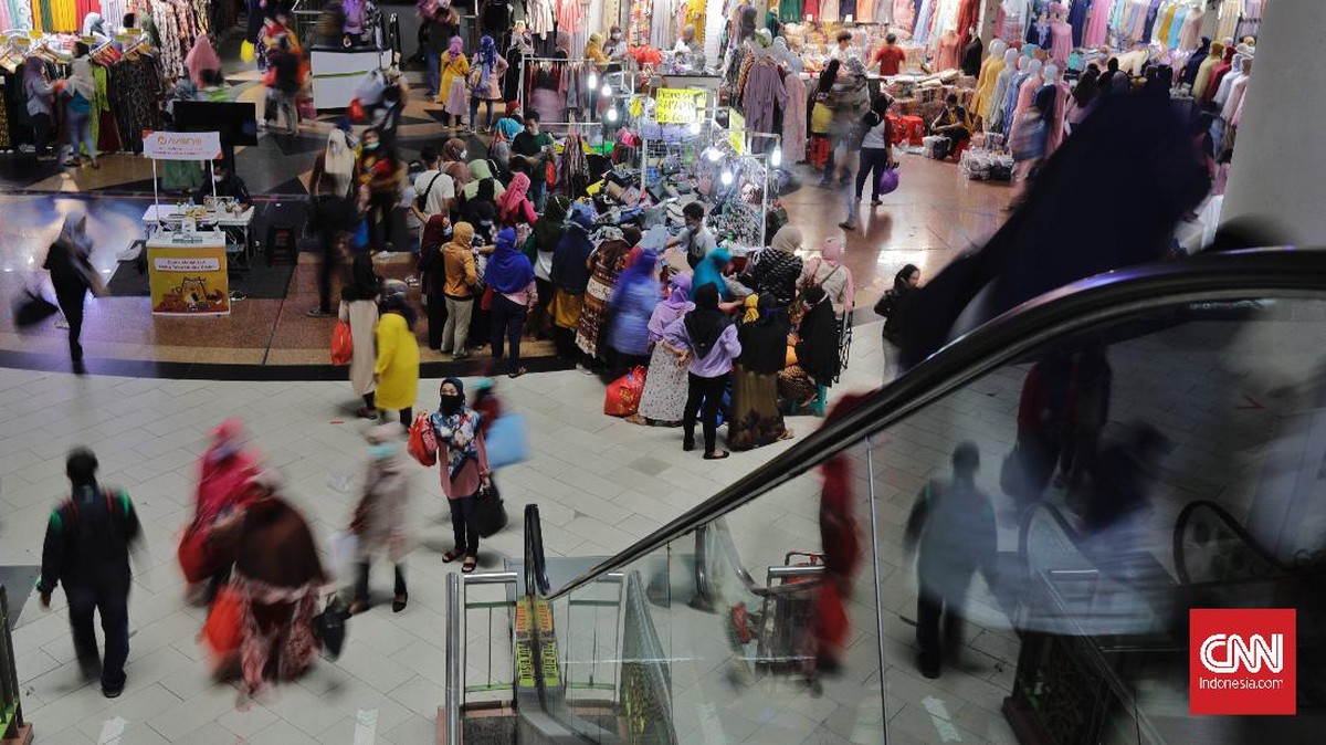 FOTO: Pasar Tanah Abang Ramai Pengunjung Jelang Ramadan