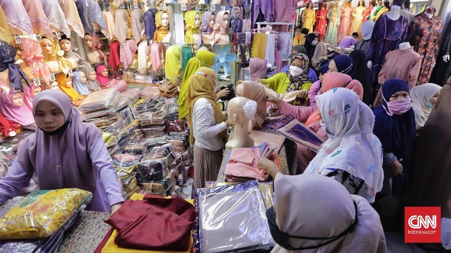 Pasar Tanah Abang kembali dipadati pengunjung menjelang Lebaran. Namun sejumlah pedagang dan pembeli masih mengabaikan protokol kesehatan terkait Covid-19.