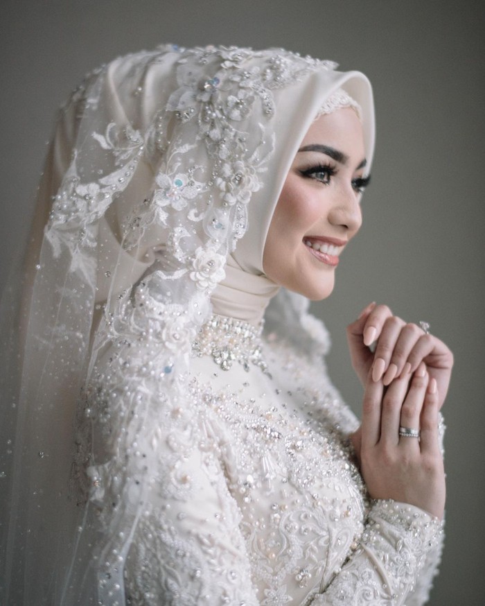 Inspirasi berikutnya datang dari Citra Kirana. Istri Rezky Aditya ini tampil anggun dalam balutan kebaya putih panjang. Kebaya tersebut memiliki detail payet di seluruh permukaan. Dipadukan dengan hijab putih dan siger sunda, pesona Citra Kirana sangat terpancar. (Foto:instagram.com/imagenic)
