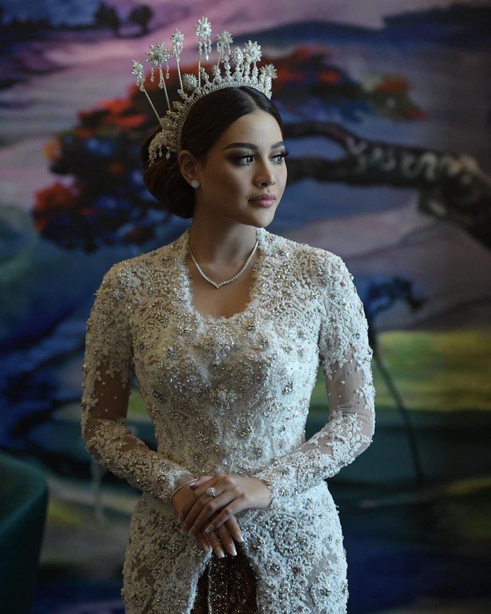 Berikutnya ada Aurel Hermansyah yang belum lama ini menikah, dirinya juga memilih kebaya berwarna putih. Kebaya berlengan panjang itu tampak tertutupdan dihiasi payet di seluruh sisinya. Benar-benar cantik dan anggun lengkap dengan mahkota putih dan aksesoris. (Foto: Instagram.com/aurelie.hermansyah)