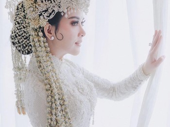 Eks personil JKT48 Melody Nurramdani Laksani juga memilih kebaya putih di hari pernikahan. Kebaya tersebut memiliki aksen ikat di bagian pinggang sehingga memberi kesan lebih langsing. Kira-kira dari semua model kebaya ini, kamu lebih suka yang mana? (Foto:instagram.com/fathonihanif)