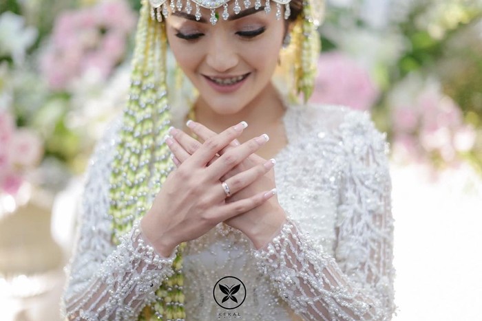 Pedangdut Siti Badriah juga tidak kalah stunning saat memakai kebaya putih di hari pernikahannya. Kebaya rancangan desainer Arsyzara itu memiliki detail manik-manik mutiara membentuk motif garis yang indah. (Foto:instagram.com/sitibadriahh)
