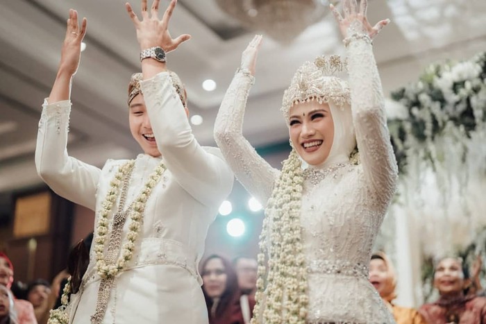 Eks personil JKT48 Melody Nurramdani Laksani juga memilih kebaya putih di hari pernikahan. Kebaya tersebut memiliki aksen ikat di bagian pinggang sehingga memberi kesan lebih langsing. Kira-kira dari semua model kebaya ini, kamu lebih suka yang mana? (Foto:instagram.com/fathonihanif)