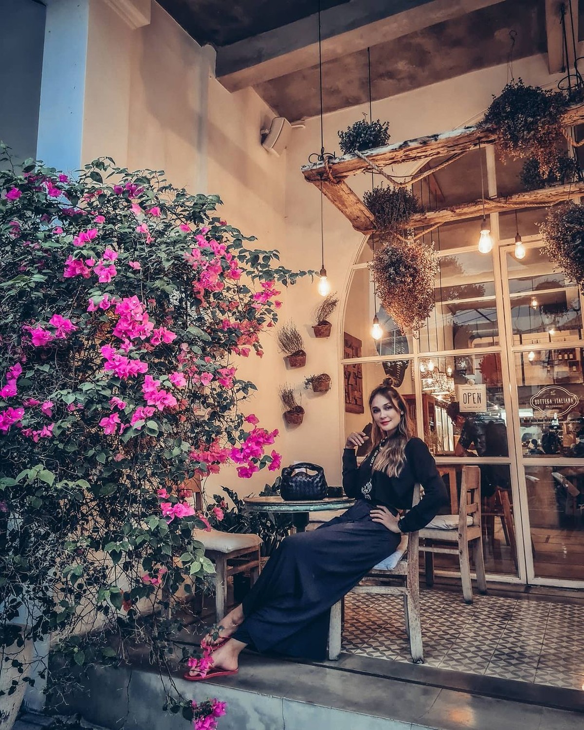 Luna Maya akhir-akhir ini menjadi sorotan karena candaannya terkait penyakit mental&period; Berikut potret cantik Luna&excl;