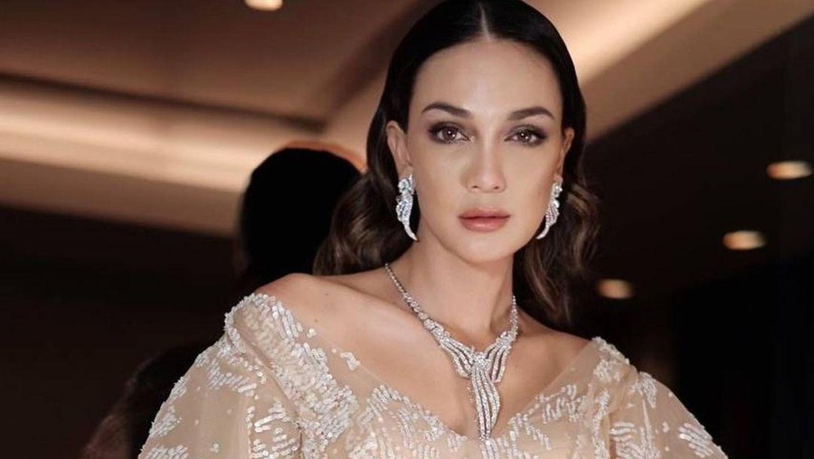 Luna Maya akhir-akhir ini menjadi sorotan karena candaannya terkait penyakit mental. Berikut potret cantik Luna!