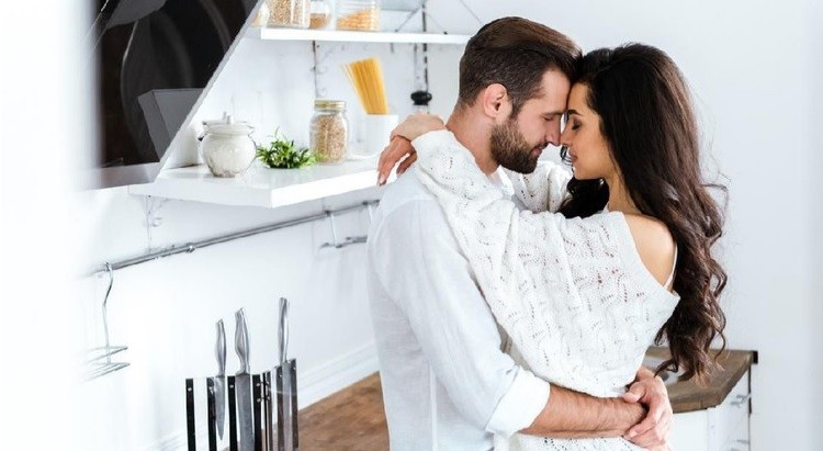 MANFAAT CIUMAN SAAT BERHUBUNGAN SEKS Ciuman menjadi salah satu aktivitas saat foreplay yang banyak dilakukan. Ternyata, banyak manfaat dari ciuman saat berhubungan seks lho, Bunda.