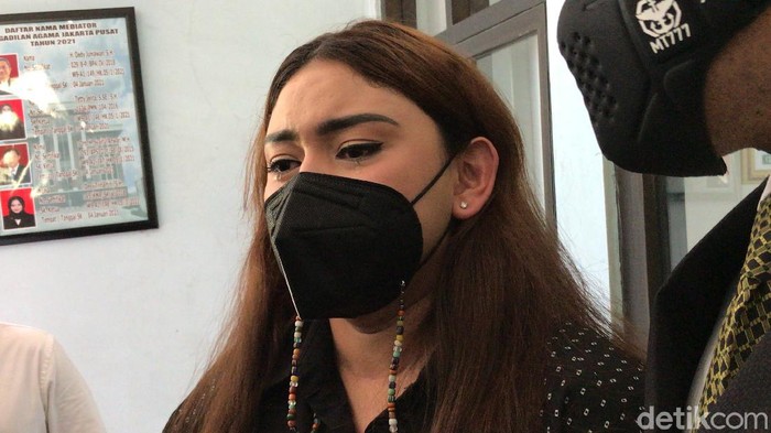 Thalita Latief & Dennis Lyla menjalani mediasi perceraian di Pengadilan Agama Jakarta Pusat, kawasan Rawasari, Jakarta Pusat, Selasa (6/4/2021).